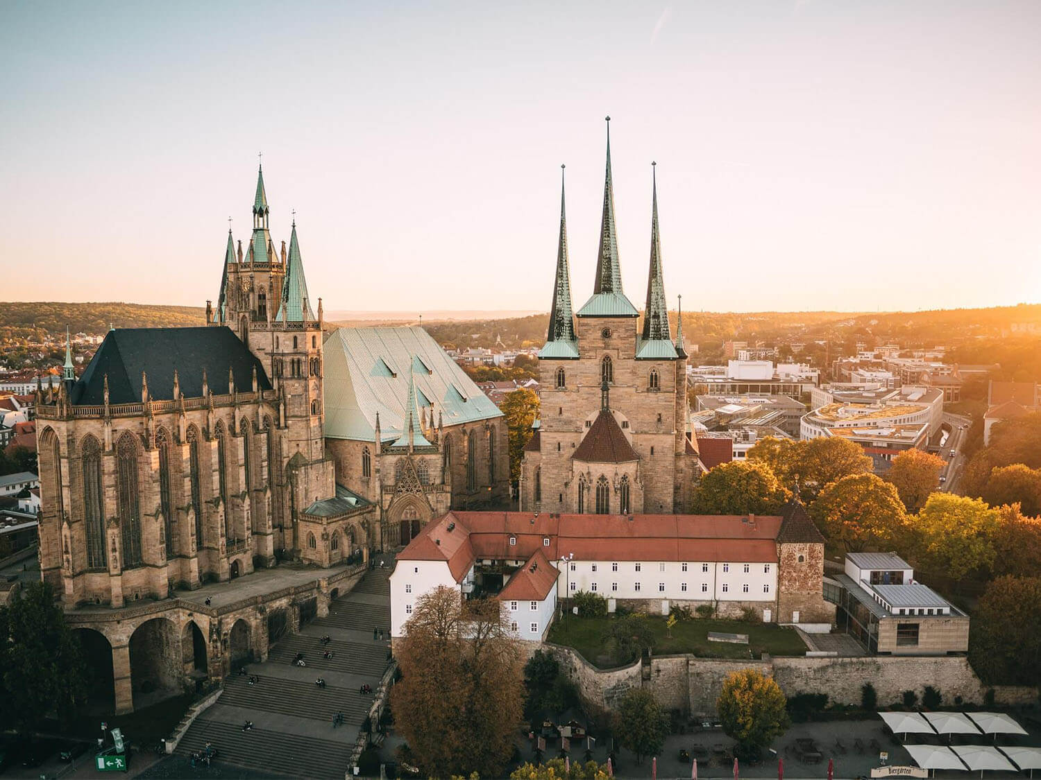 Blick aus der Vogelperspektive auf eine Kirche in Erfurt