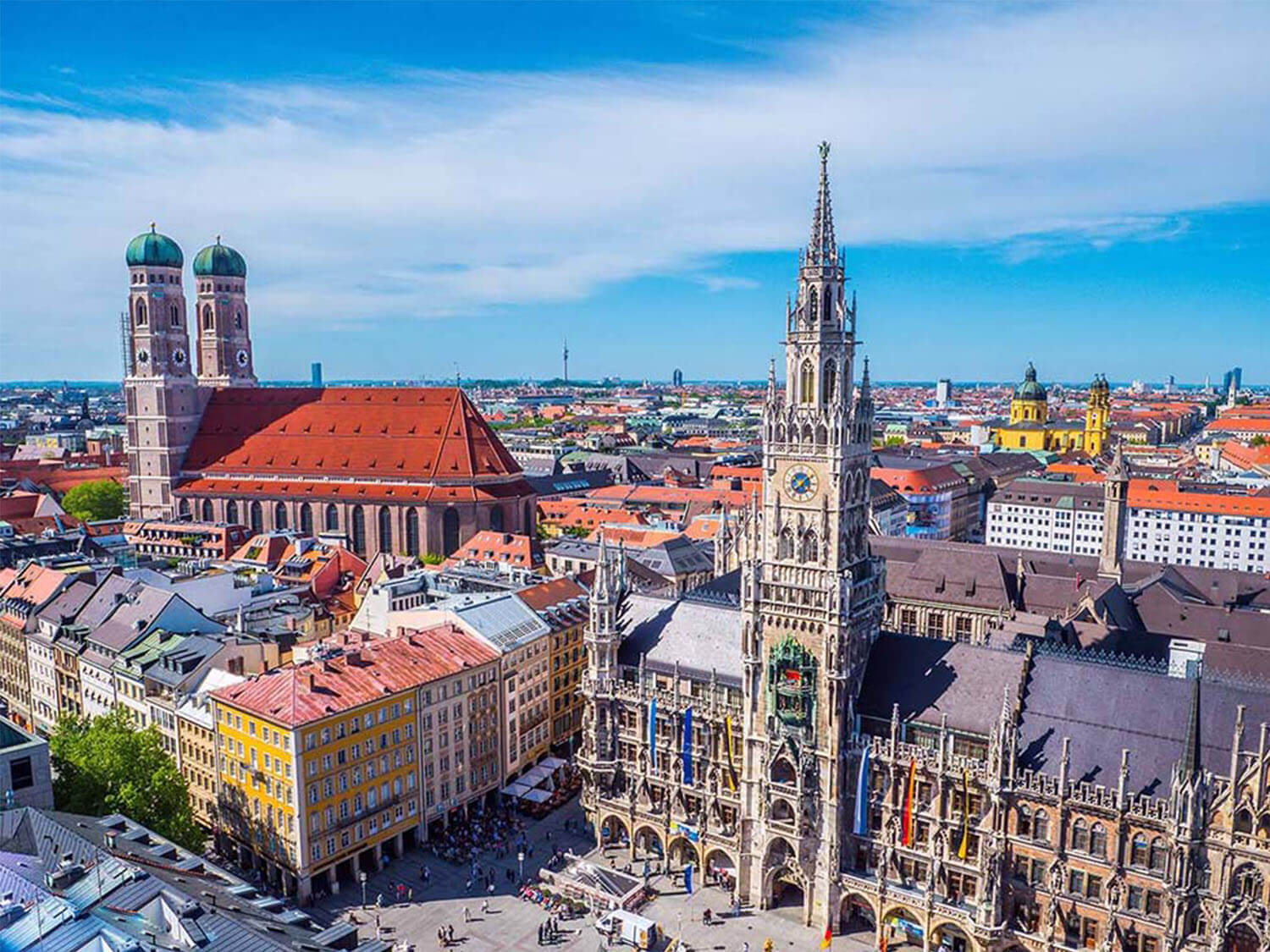 Blick über die Münchner Altstadt mit Frauenkirche und Neuem Rathaus – Niederlassung München