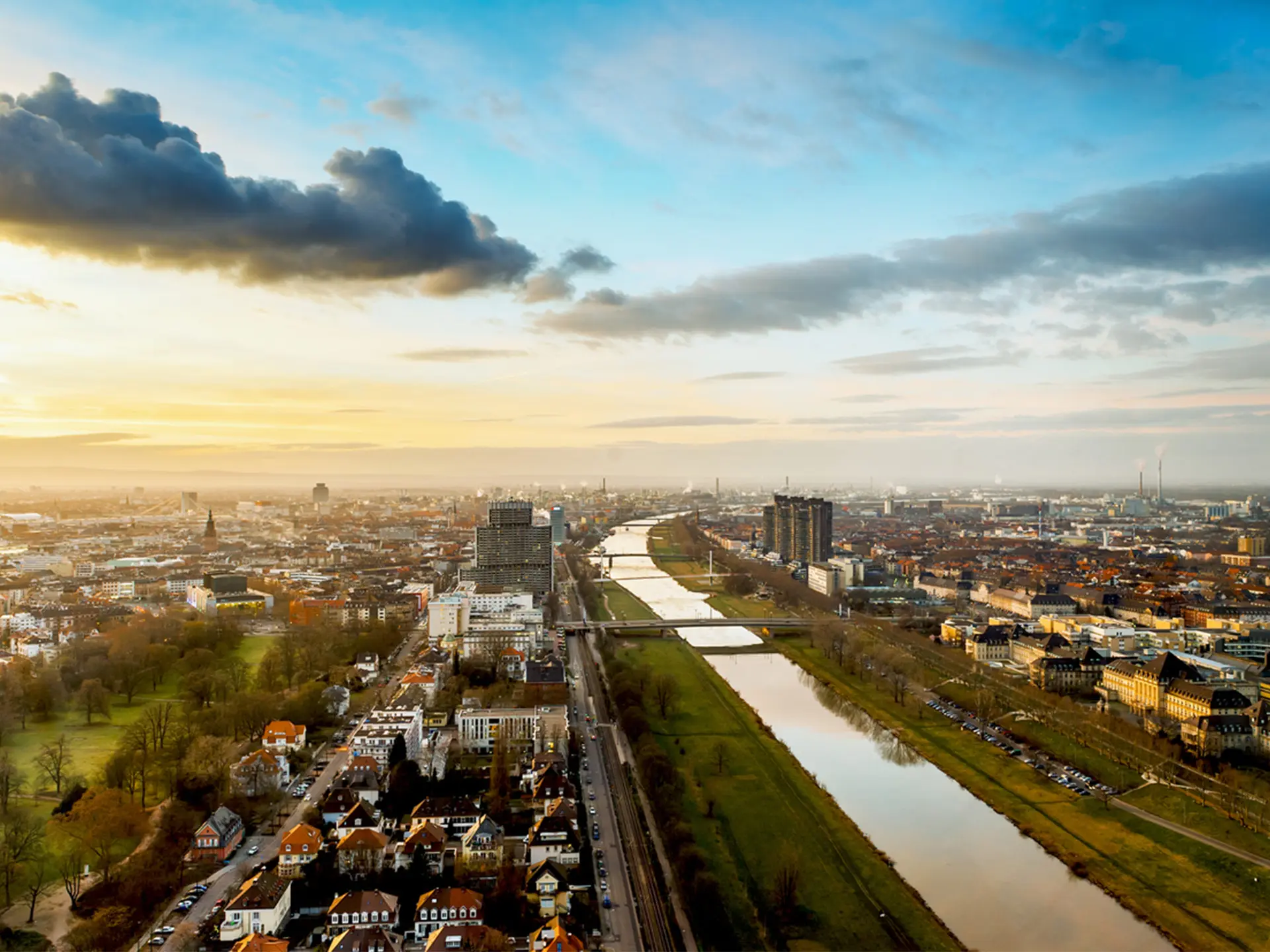 Blick über Ludwigshafen am Rhein bei Abendlicht – Niederlassung Ludwigshafen